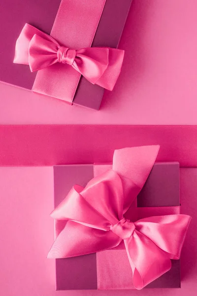Cajas de regalo rosadas, fondo plano de estilo femenino — Foto de Stock