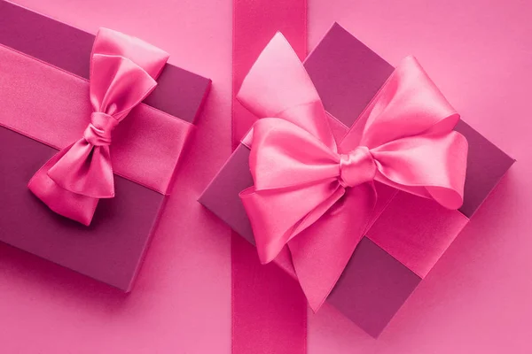 Cajas de regalo rosadas, fondo plano de estilo femenino —  Fotos de Stock