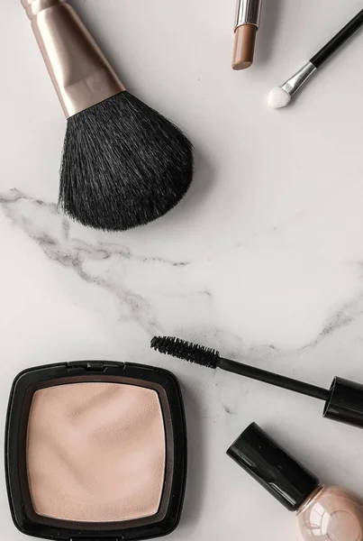Make-up und Kosmetikprodukte auf Marmor, Flatlay-Hintergrund — Stockfoto
