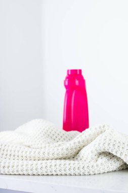 Sıcak örme giysiler ve sıvı çamaşır deterjanı