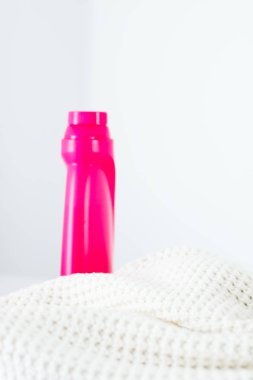 Sıcak örme giysiler ve sıvı çamaşır deterjanı