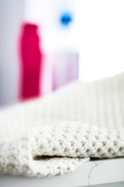 Sıcak örme giysiler ve sıvı çamaşır deterjanı