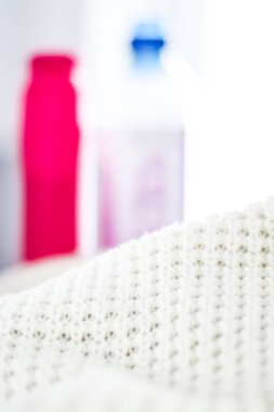 Sıcak örme giysiler ve sıvı çamaşır deterjanı