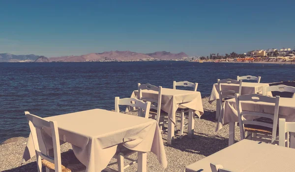 Restaurante junto al mar, vacaciones mediterráneas — Foto de Stock