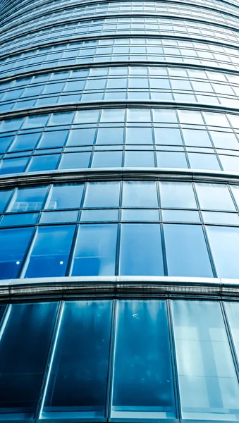 Edificio de oficinas contemporáneo en el distrito financiero, moderno urbano — Foto de Stock