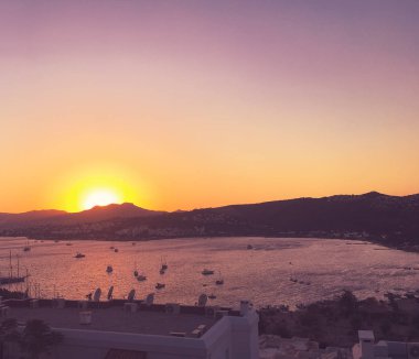 Sahilde bir günbatımı bulanık arka plan, güzel deniz manzarası