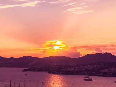 Sahilde günbatımı, güzel deniz manzaralı arka plan