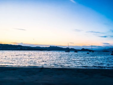 Sahilde günbatımı, güzel deniz manzaralı arka plan