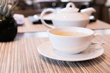 Restoranda yeşil bitkisel çay, saat beş.