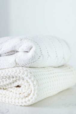 Sıcak örme giysiler, yumuşak ve beyaz