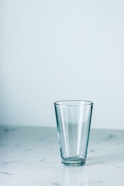 Mermer masada temiz boş cam