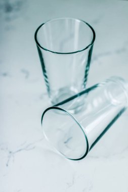 Mermer masada temiz boş gözlük