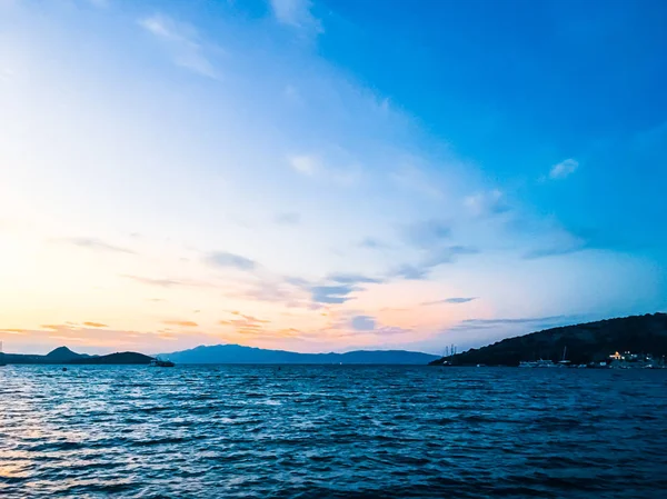 Puesta de sol en la costa, hermoso fondo con vista al mar —  Fotos de Stock