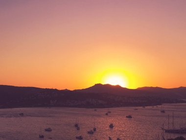 Sahilde bir günbatımı bulanık arka plan, güzel deniz manzarası