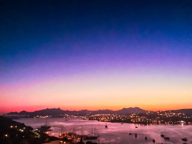 Sahilde bir günbatımı bulanık arka plan, güzel deniz manzarası