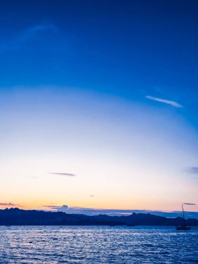 Sahilde günbatımı, güzel deniz manzaralı arka plan