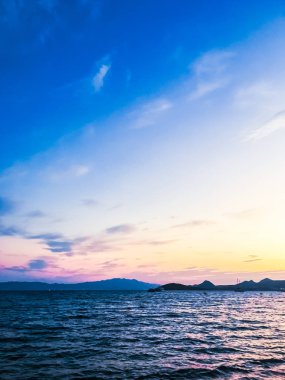 Sahilde günbatımı, güzel deniz manzaralı arka plan