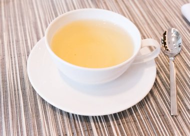 Restoranda yeşil bitkisel çay, saat beş.