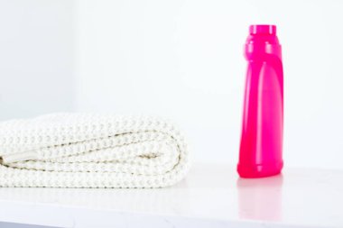 Sıcak örme giysiler ve sıvı çamaşır deterjanı