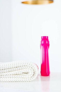 Sıcak örme giysiler ve sıvı çamaşır deterjanı