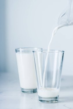 Dünya süt günü, mermer masada cam içine dökme