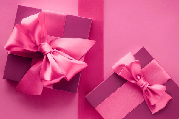 Cajas de regalo rosadas, fondo plano de estilo femenino —  Fotos de Stock