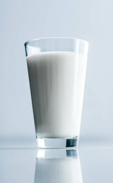 Wereld melk dag, vol glas op marmeren tafel — Stockfoto