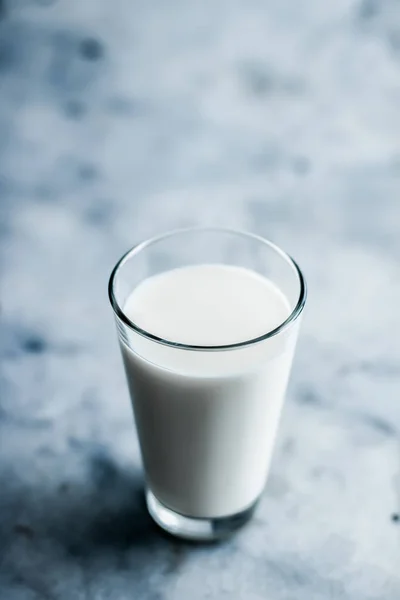 Giornata Mondiale del Latte, bicchiere pieno sul tavolo di marmo — Foto Stock