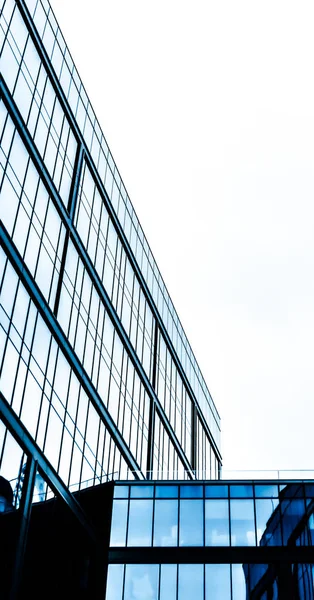 Edificio de oficinas contemporáneo en el distrito financiero, moderno urbano — Foto de Stock