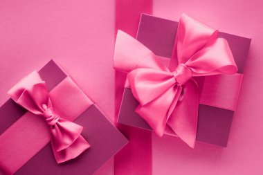 Pembe hediye kutuları, kadınsı tarzı yatık arka plan