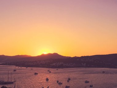 Sahilde bir günbatımı bulanık arka plan, güzel deniz manzarası