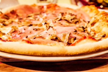 İtalya'da pizzacı geleneksel İtalyan pizza, gastronomik trav