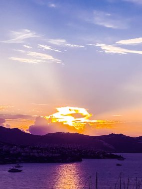 Sahilde günbatımı, güzel deniz manzaralı arka plan