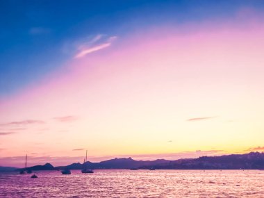 Sahilde günbatımı, güzel deniz manzaralı arka plan