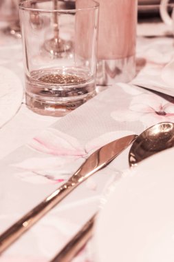 Restoran masa ayarı, klasik iç dekor