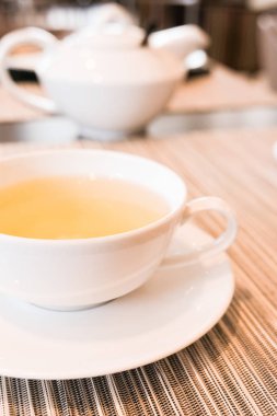 Restoranda yeşil bitkisel çay, saat beş.