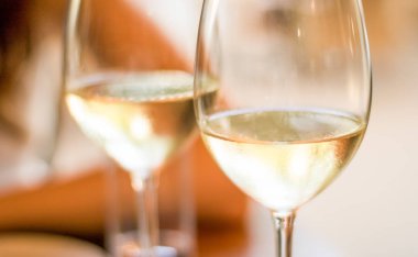 Paris'te bir restoranda Fransız beyaz şarap, seyahat deneyimi