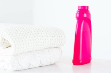 Sıcak örme giysiler ve sıvı çamaşır deterjanı