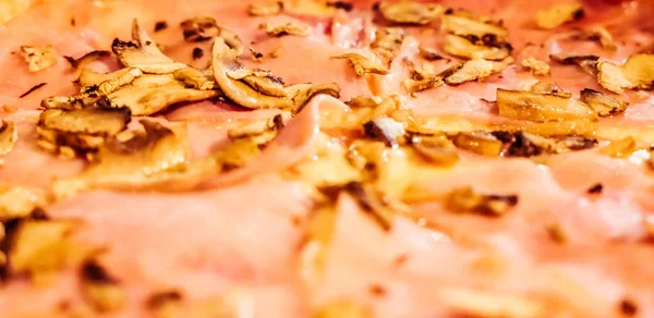 Традиційна італійська піца в піцерії в Італії, гастрономічні Trav — стокове фото