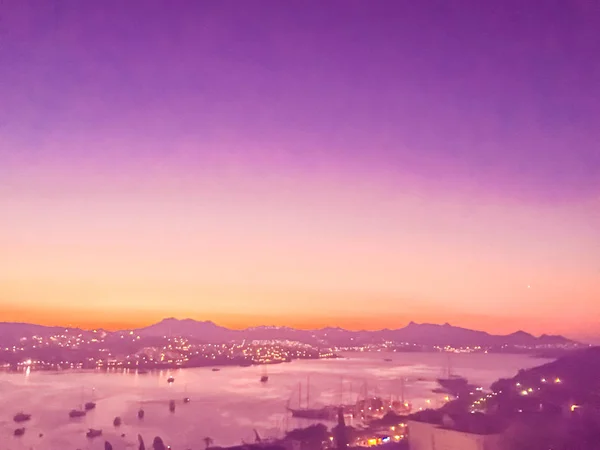 Wazige achtergrond van een zonsondergang aan de kust, prachtig zeezicht — Stockfoto