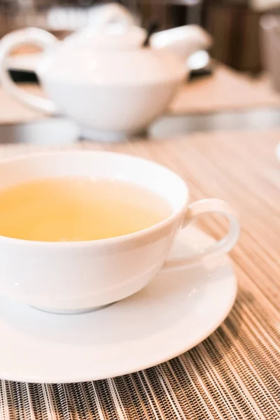 Restoranda yeşil bitkisel çay, saat beş.