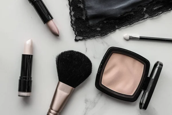 Make-up und Kosmetikprodukte auf Marmor, Flatlay-Hintergrund — Stockfoto