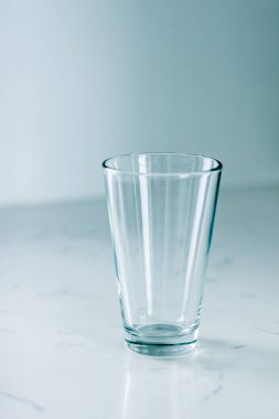 Mermer masada temiz boş cam