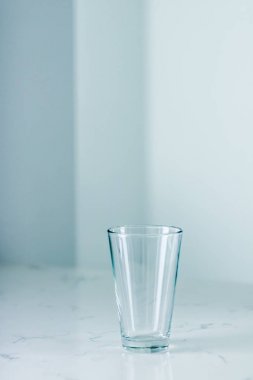 Mermer masada temiz boş cam