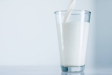 Dünya süt günü, mermer masada cam içine dökme