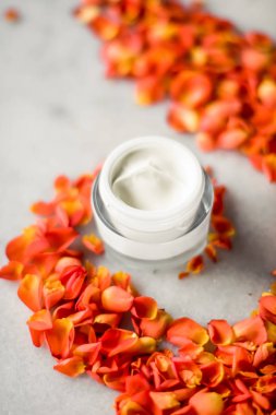 Mermer üzerinde güzellik yüz nemlendirici krem ve çiçek yaprakları, LuXu