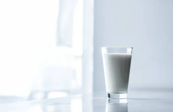 Wereld melk dag, vol glas op marmeren tafel — Stockfoto