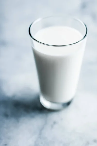 Wereld melk dag, vol glas op marmeren tafel — Stockfoto