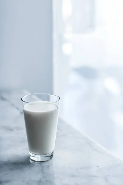 Giornata Mondiale del Latte, bicchiere pieno sul tavolo di marmo — Foto Stock