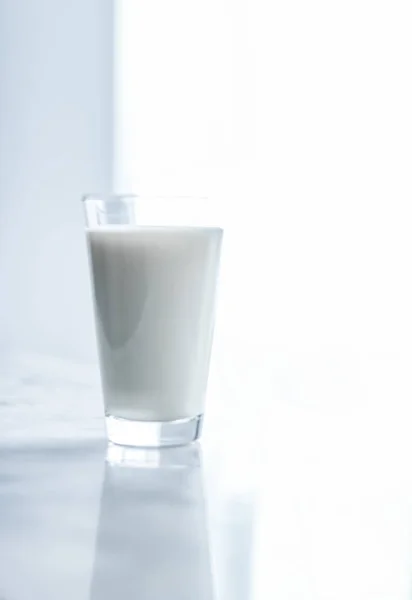 Wereld melk dag, vol glas op marmeren tafel — Stockfoto